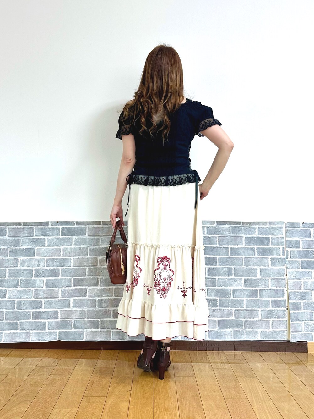 「サンダル、お出かけコーデ、デートコーデ、axes femme、おでかけコーデ、フェミニン、キレイめ、スカート、刺繍」｜「axes femmeのコットンレース切替トップス（シャツ/ブラウス、ブラック系）」を使った、まりさん（レディース・157cm）の春コーディネートの3枚目の写真