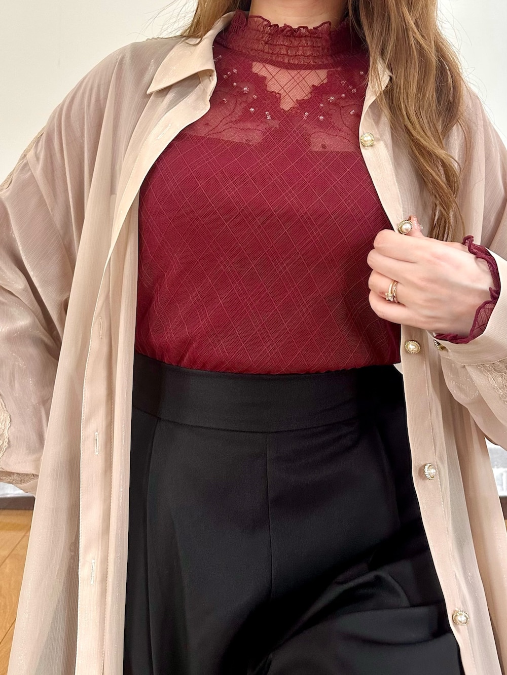 ブラウン系のシャツ/ブラウス、レッド系のTシャツ/カットソー、レッド系のタンクトップを着用したレディースの秋コーディネートの5枚目の写真