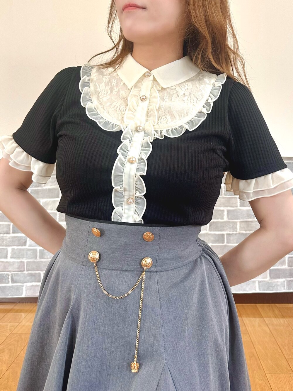 「クラシカル、フェミニン、キレイめ、フリル、axes femme、キレイめコーデ、モノトーンコーデ、きれいめコーデ」｜「axes femmeの襟付きブロッキングリブプルオーバー（Tシャツ/カットソー、ブラック系）」を使った、まりさん（レディース・157cm）の夏コーディネートの6枚目の写真