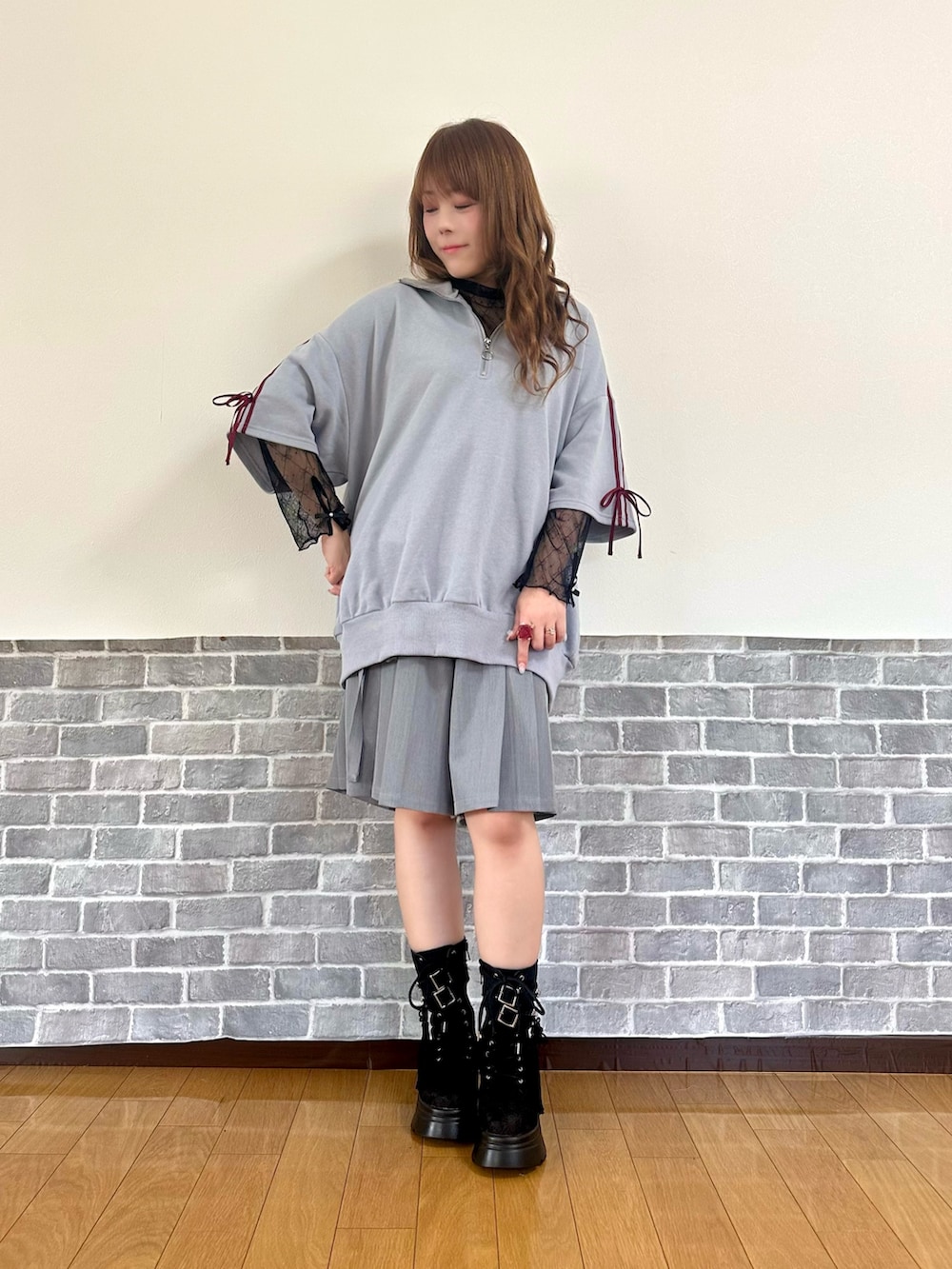 「大人カジュアル、シアートップス、スポーツミックス、axes femme、axes femme POETIQUE、レイヤード、レイヤードスタイル、ハーフジップ、ハーフパンツ」｜「axes femmeのリボンラインジップトレーナー（スウェット、ブルー系）」を使った、まりさん（レディース・157cm）の春コーディネートの7枚目の写真