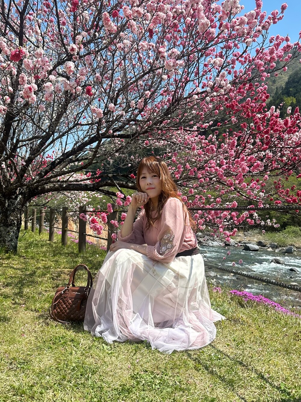 「フェミニン、ピンクコーデ、ピンク、お出かけコーデ、春夏コーデ、axes femme、オトナカワイイ、春、フェミニンコーデ」|「axes femmeのチュール×フラワー刺繍プルオーバー(Tシャツ/カットソー、ピンク系)」を使った、まりさん(レディース・157cm)の春コーディネートの4枚目の写真