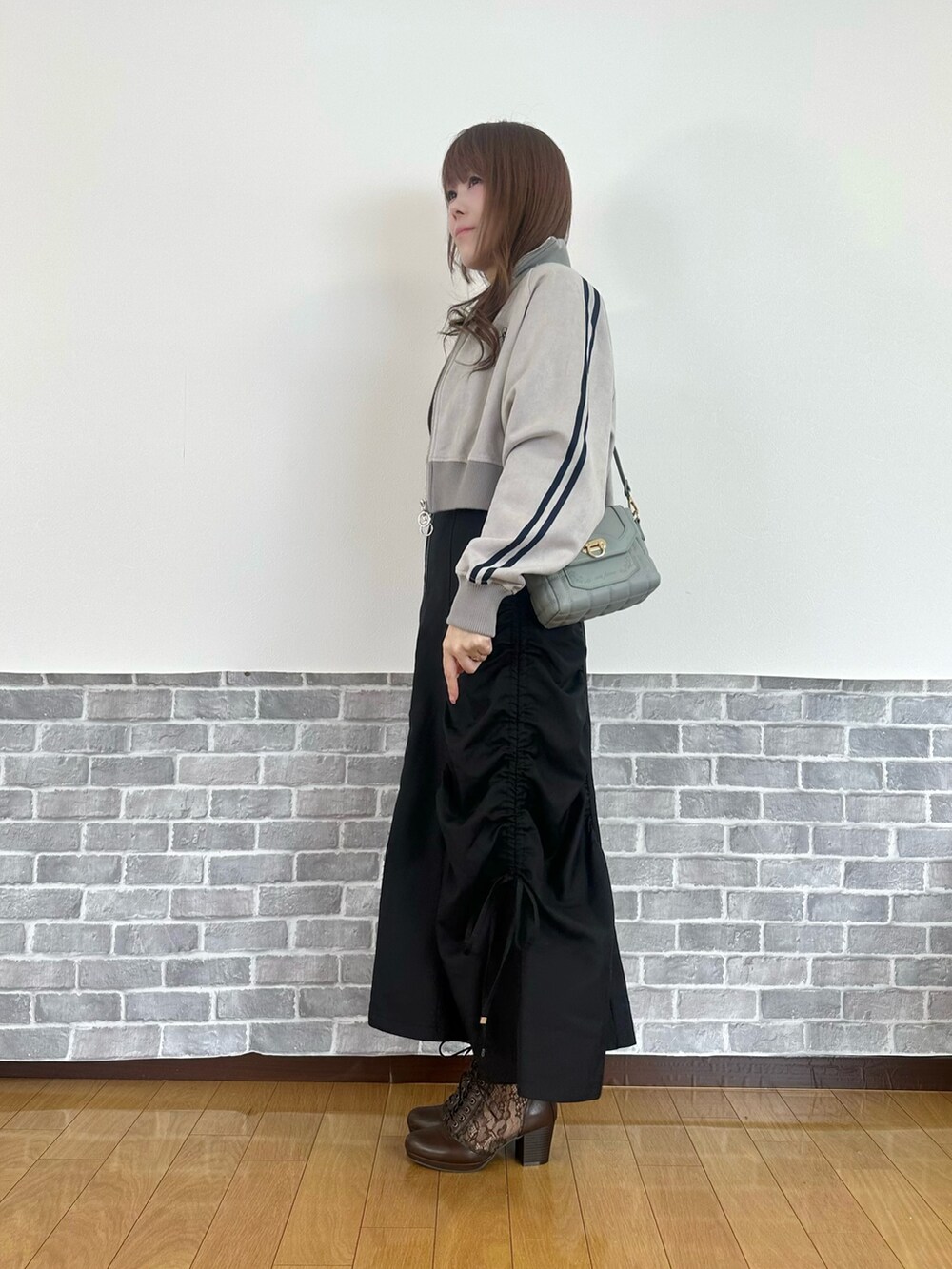 「トラックジャケット、シアートップス、axes femme、大人カジュアルコーデ、オトナ女子、骨格ウェーブ、モノトーンコーデ、カジュアルコーデ」｜「axes femmeのカットスエードトラックジャケット（ジャージ、グレー系）」を使った、まりさん（骨格ウェーブ・レディース・157cm）の春コーディネートの3枚目の写真