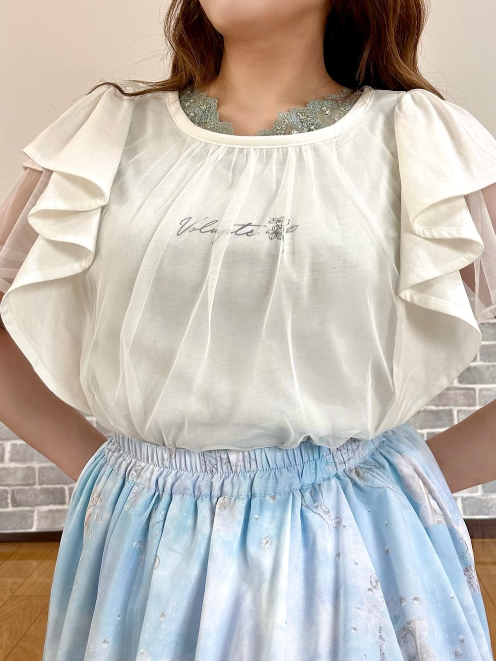 「フェミニン、白Tシャツ、チュール、ロングスカート、フリル、夏コーデ、サンダル、お出かけコーデ、axes femme」｜「axes femmeの吸水速乾２ＷＡＹリブタンク（タンクトップ、グリーン系）」を使った、まりさん（レディース・157cm）の夏コーディネートの5枚目の写真