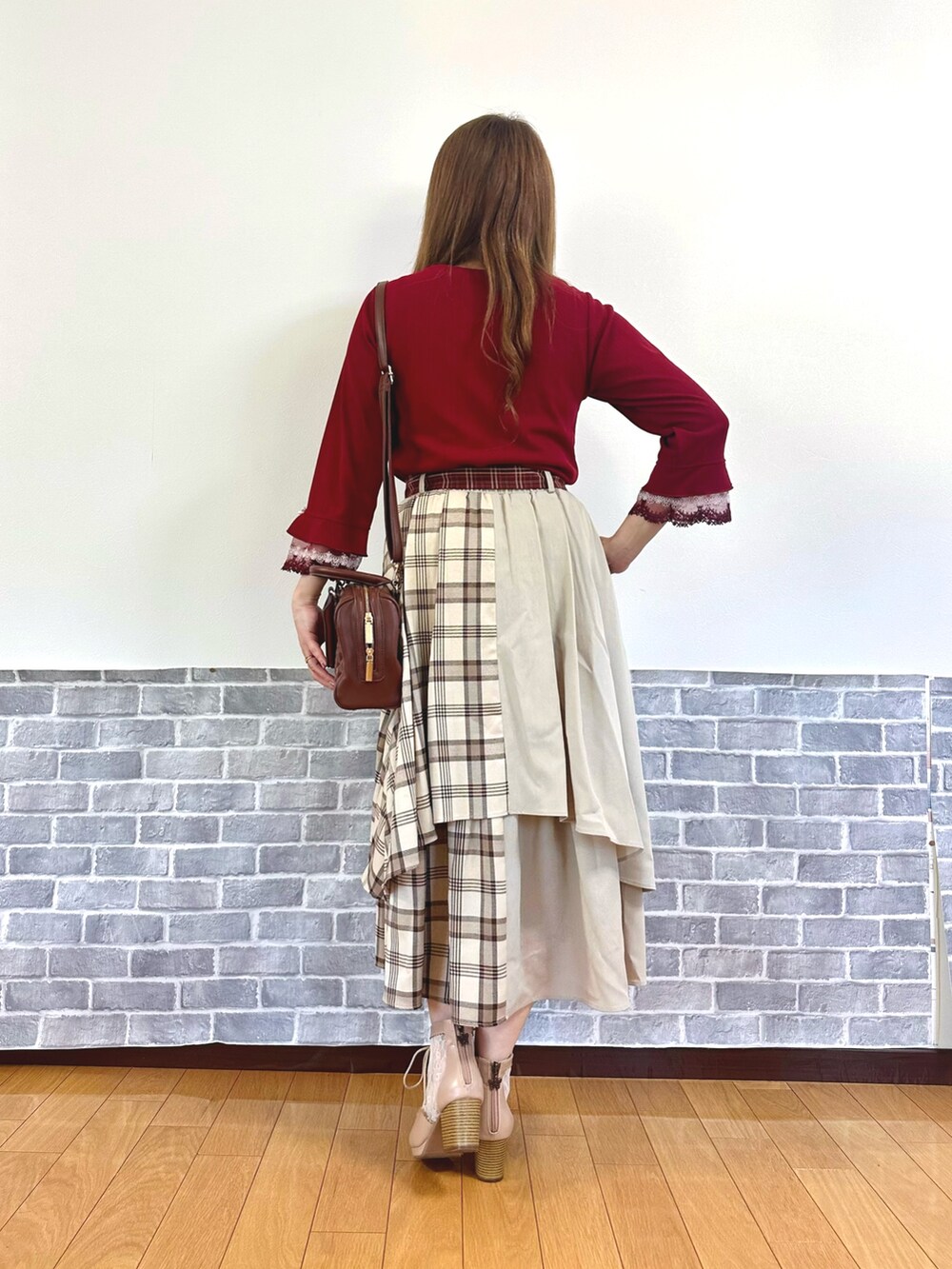 ホワイト系のタンクトップ、レッド系のTシャツ/カットソー、ブラウン系のボストンバッグを着用したレディースの秋コーディネートの3枚目の写真