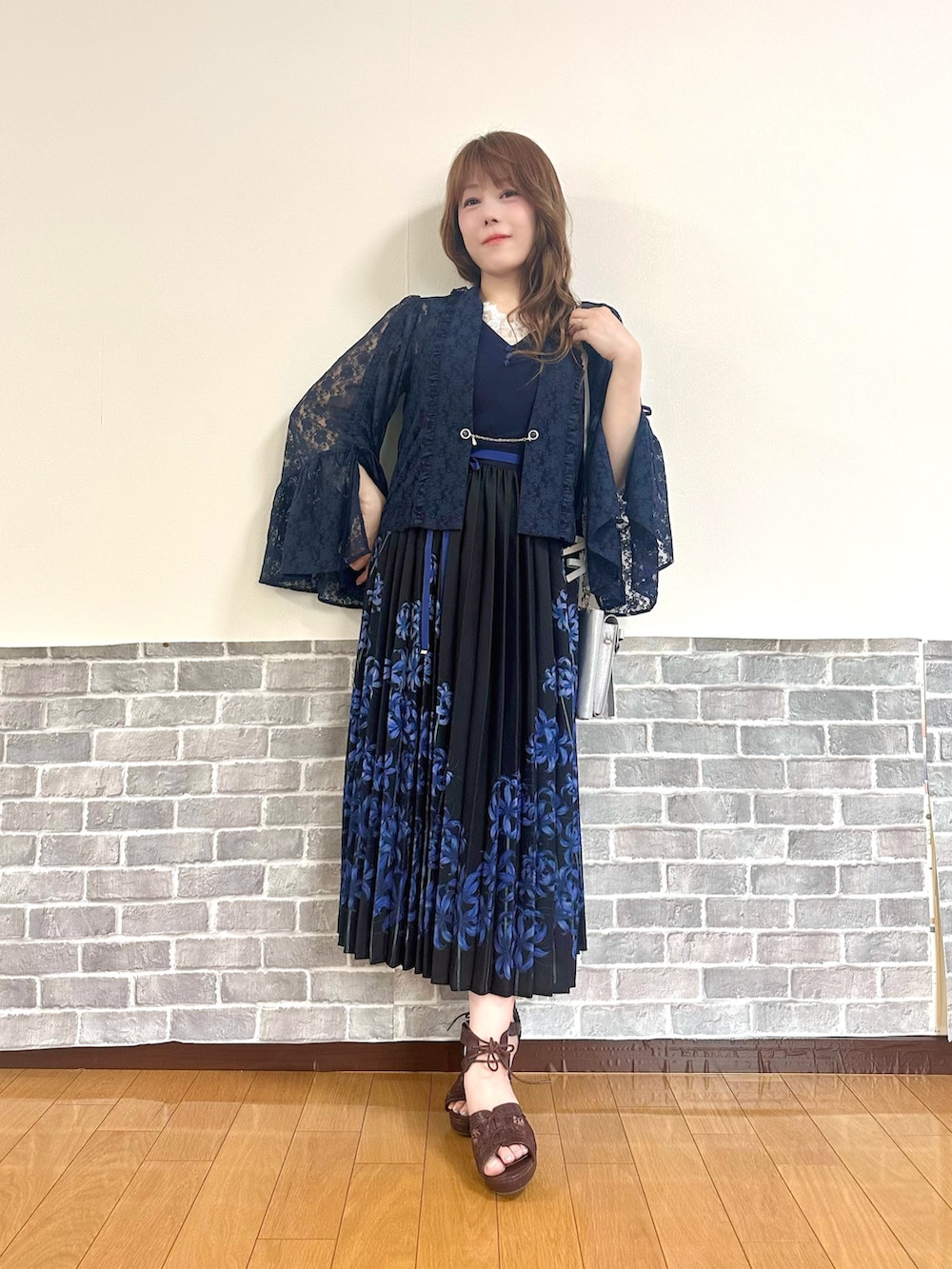 「ネイビー、ワントーンコーデ、レース、ワンピース、おでかけコーデ、クラシカル、axes femme、Fickle Bebe、夏ファッション、オトナ女子」｜「axes femmeのドロストリボン総レースボレロ（カーディガン/ボレロ、ブルー系）」を使った、まりさん（レディース・157cm）の夏コーディネートの2枚目の写真