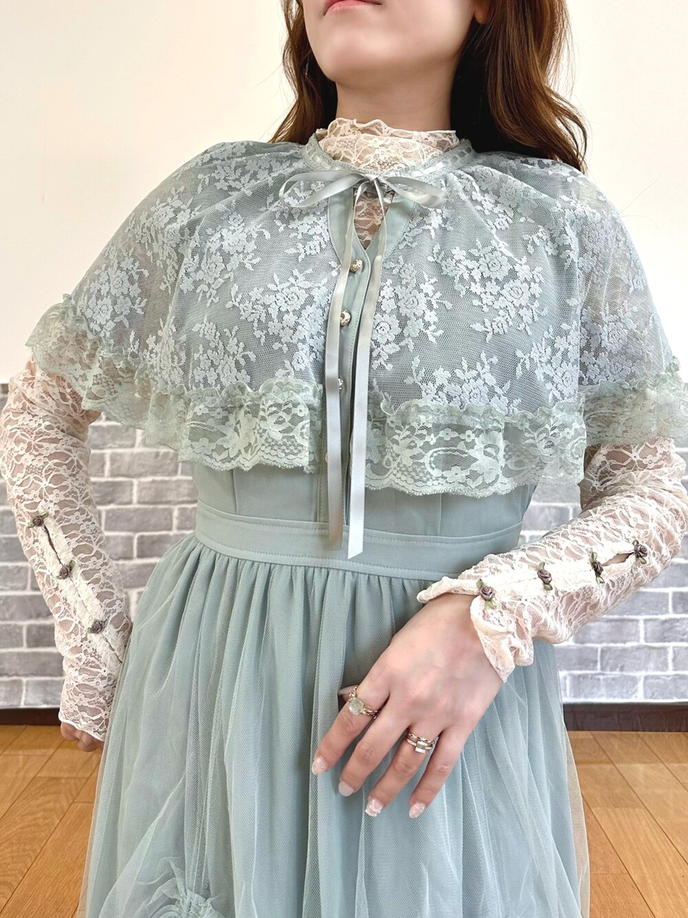 ベージュ系のTシャツ/カットソー、グリーン系のワンピース、レッド系のショルダーバッグを着用したレディースの夏コーディネートの6枚目の写真