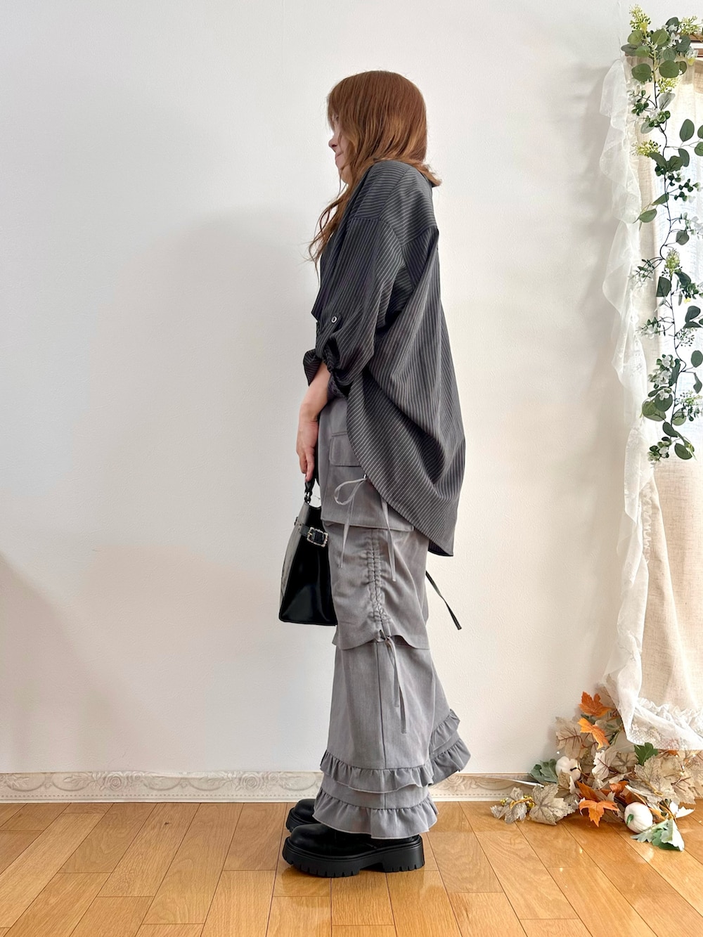 グレー系のシャツ/ブラウス、ホワイト系のタンクトップ、グレー系のその他パンツを着用したレディースの秋コーディネートの3枚目の写真