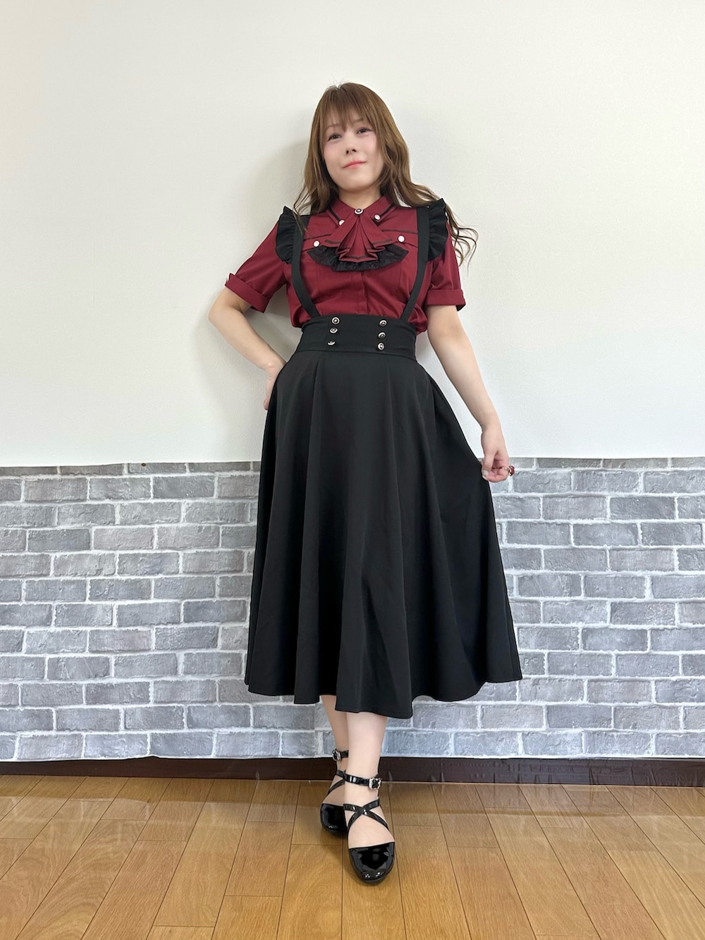 「赤×黒、シャツ、ブラウス、クラシカル、フェミニン、ショルダーバッグ、お出かけコーデ、axes femme」｜「axes femmeのフリルジャボ付配色ラインブラウス（シャツ/ブラウス、レッド系）」を使った、まりさん（レディース・157cm）の春コーディネートの2枚目の写真