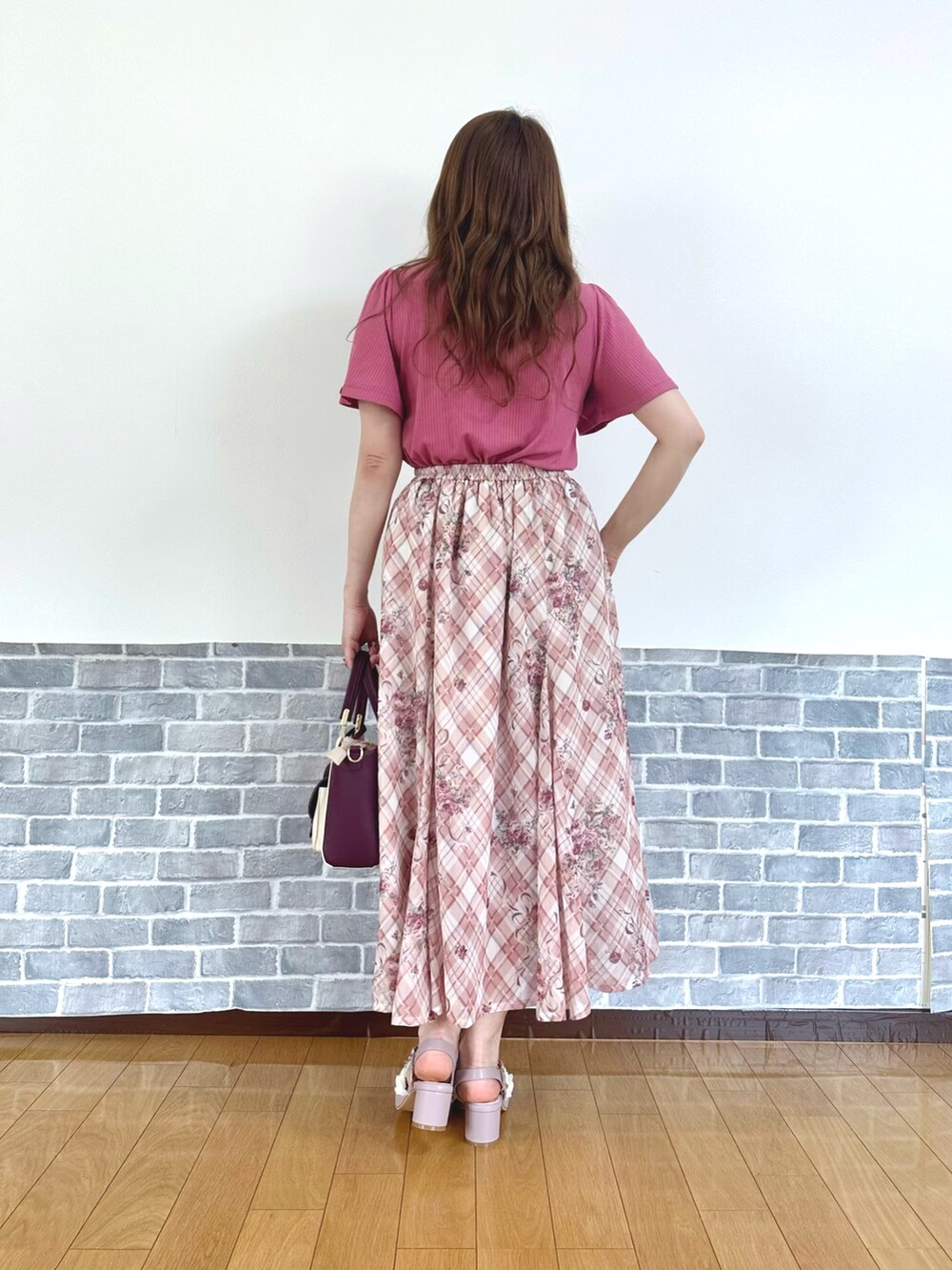 「ピンクコーデ、フェミニン、サンダル、デートコーデ、夏コーデ、axes femme、オトナガーリー、カラーコーデ」｜「axes femmeの吸水速乾バラボトルネックプルオーバー（Tシャツ/カットソー、ピンク系）」を使った、まりさん（レディース・157cm）の夏コーディネートの4枚目の写真