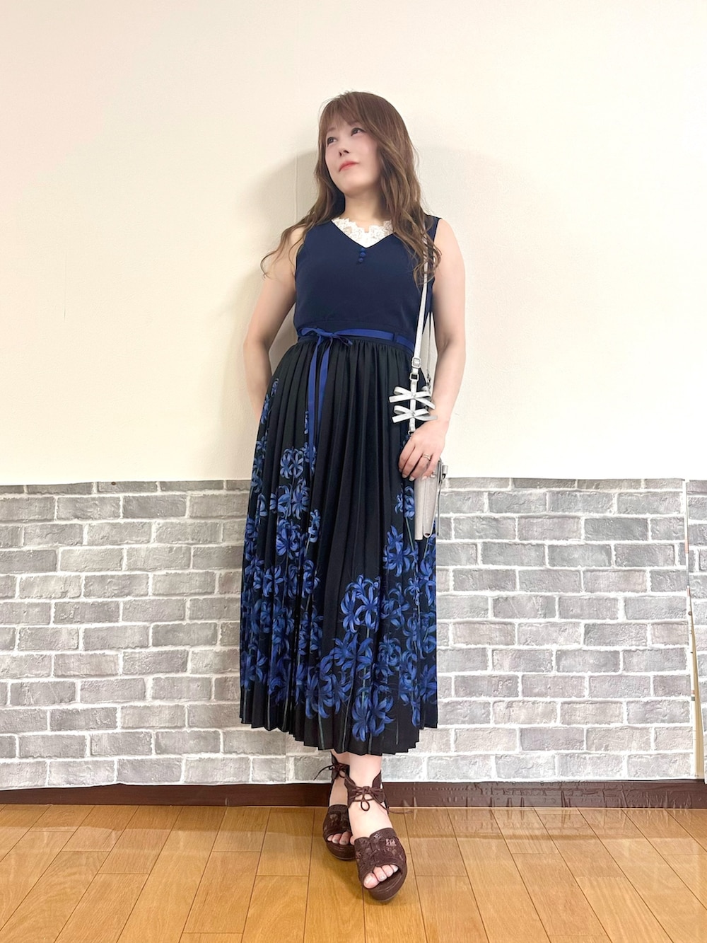 「ネイビー、ワントーンコーデ、レース、ワンピース、おでかけコーデ、クラシカル、axes femme、Fickle Bebe、夏ファッション、オトナ女子」｜「axes femmeのドロストリボン総レースボレロ（カーディガン/ボレロ、ブルー系）」を使った、まりさん（レディース・157cm）の夏コーディネートの5枚目の写真