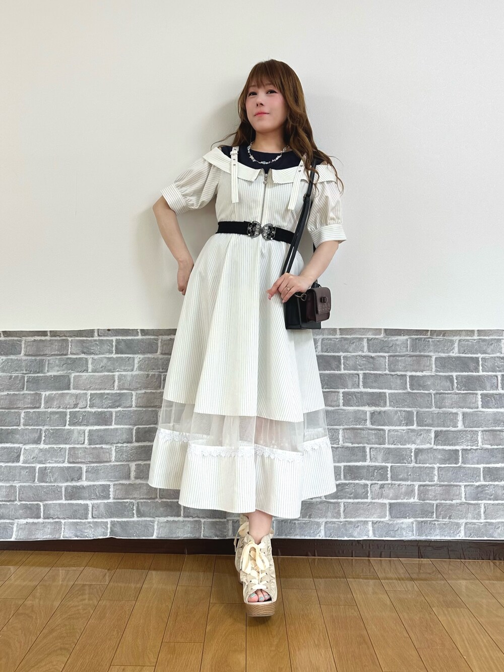 「フェミニン、キレイめ、白、夏、夏コーデ、ショルダーバッグ、サンダル、お出かけコーデ、デートコーデ、ワンピース、厚底サンダル、axes femme、大人女子」|「axes femmeの裾フリルノースリーブブラウス(シャツ/ブラウス、ブルー系)」を使った、まりさん(レディース・157cm)の春コーディネートの2枚目の写真