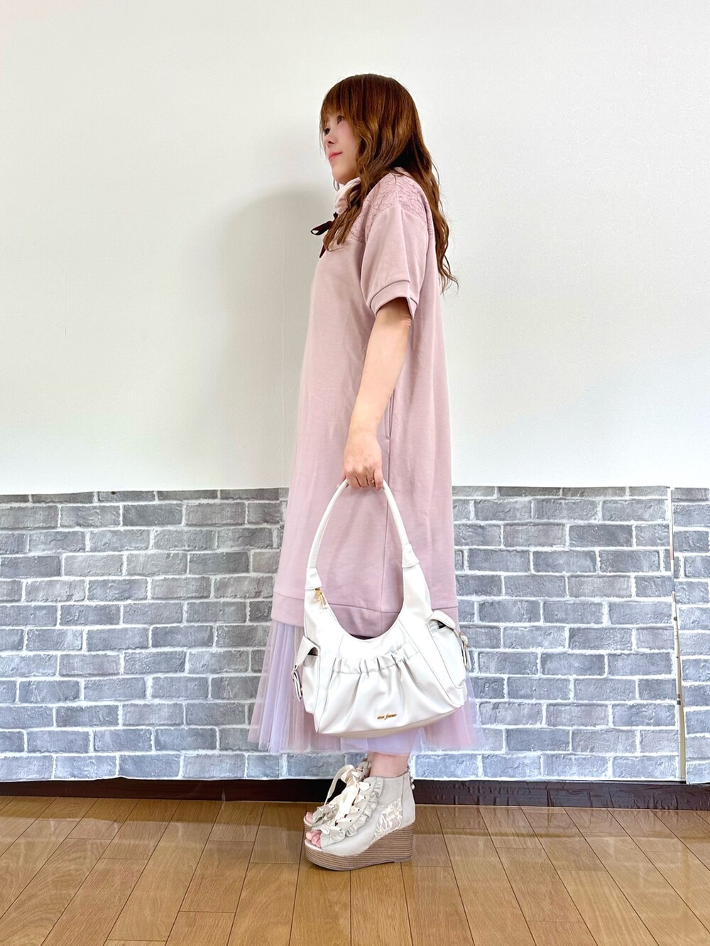 「ピンク、ピンクコーデ、フェミニン×カジュアル、パーカーワンピース、ゆるコーデ、axes femme」｜「axes femmeの吸水速乾フラワーレースタンク（タンクトップ、レッド系）」を使った、まりさん（レディース・157cm）の春コーディネートの2枚目の写真