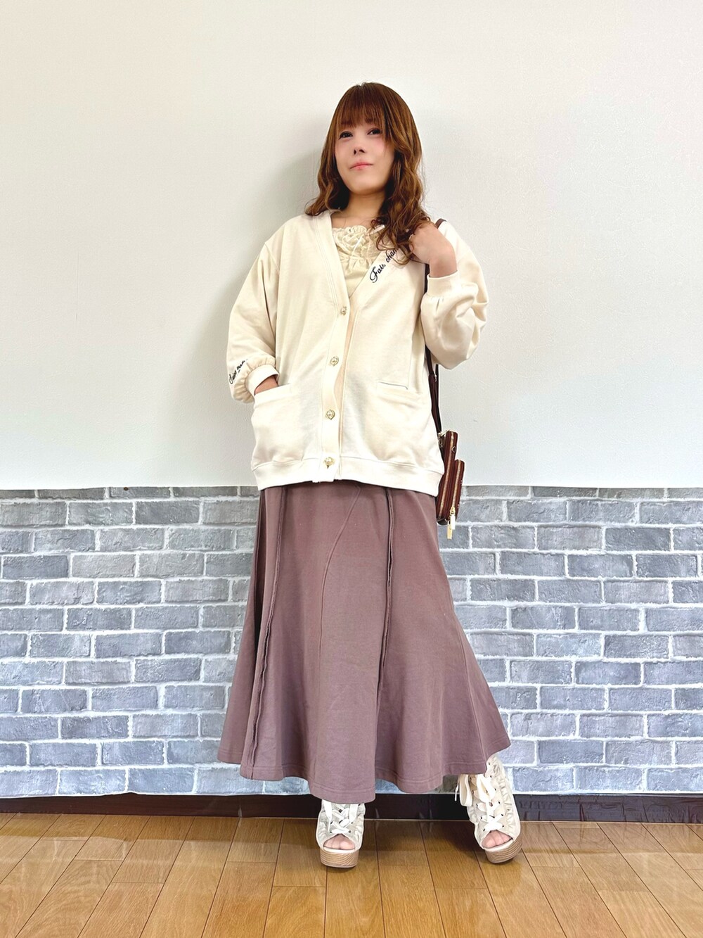 「楽チンコーデ、スウェット、スウェットスカート、カーディガン、ゆるコーデ、ゆったり、きれいめカジュアル、ＧＷ、大人カジュアル、春夏コーデ、シンプルコーデ、axes femme、大人カジュアルコーデ」｜「axes femmeのロゴ刺繍裏毛ロングカーディガン（カーディガン/ボレロ、ホワイト系）」を使った、まりさん（レディース・157cm）の春コーディネートの2枚目の写真