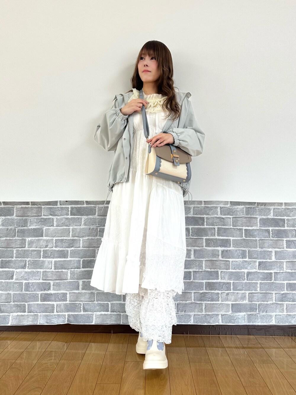 「春コーデ、axes femme、axes femme POETIQUE、春服コーデ、楽チンコーデ、大人ガーリー、春色、レイヤードコーデ」|「axes femmeの撥水加工マウンテンパーカー(マウンテンパーカー、グリーン系)」を使った、まりさん(骨格ウェーブ・レディース・157cm)の春コーディネートの4枚目の写真