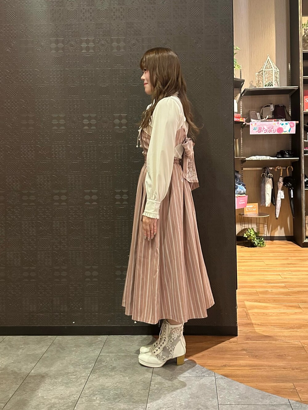「春コーデ、春めき満開コーデ、axes femme、大人可愛い、お出かけコーデ、リボン、マウンテンパーカー、ワンピース、ブラウス」｜「axes femmeの撥水加工マウンテンパーカー（マウンテンパーカー、ピンク系）」を使った、まりさん（骨格ウェーブ・レディース・157cm）の春コーディネートの3枚目の写真