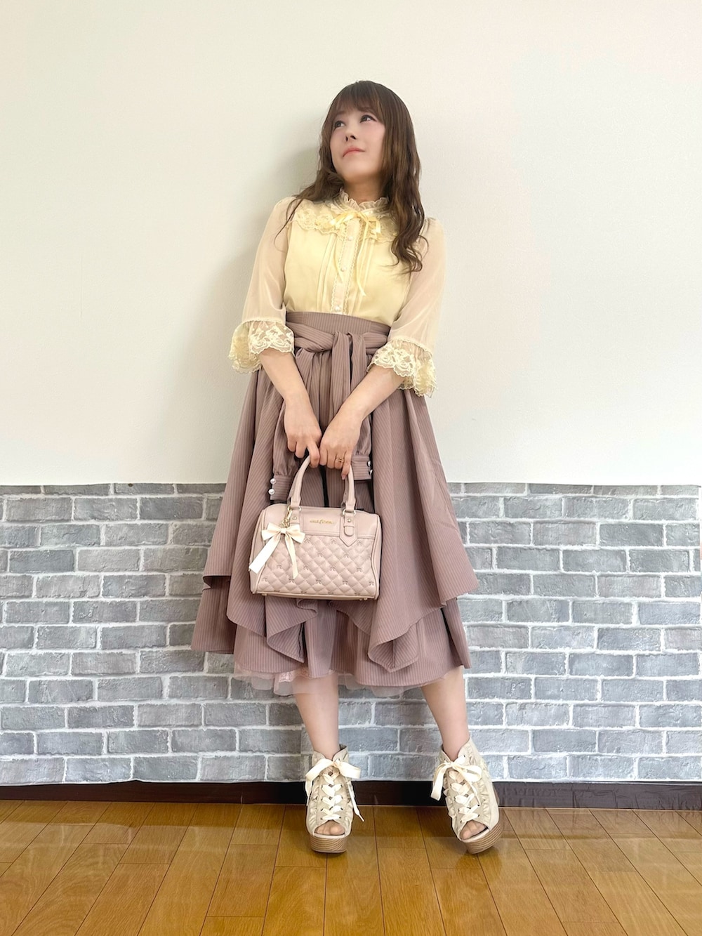 「フェミニン、ブラウス、ブラウス×スカート、リボン、春色、デートコーデ、お出かけコーデ、axes femme」｜「axes femmeのプチローズ×リボンレースブラウス（シャツ/ブラウス、イエロー系）」を使った、まりさん（レディース・157cm）の春コーディネートの6枚目の写真