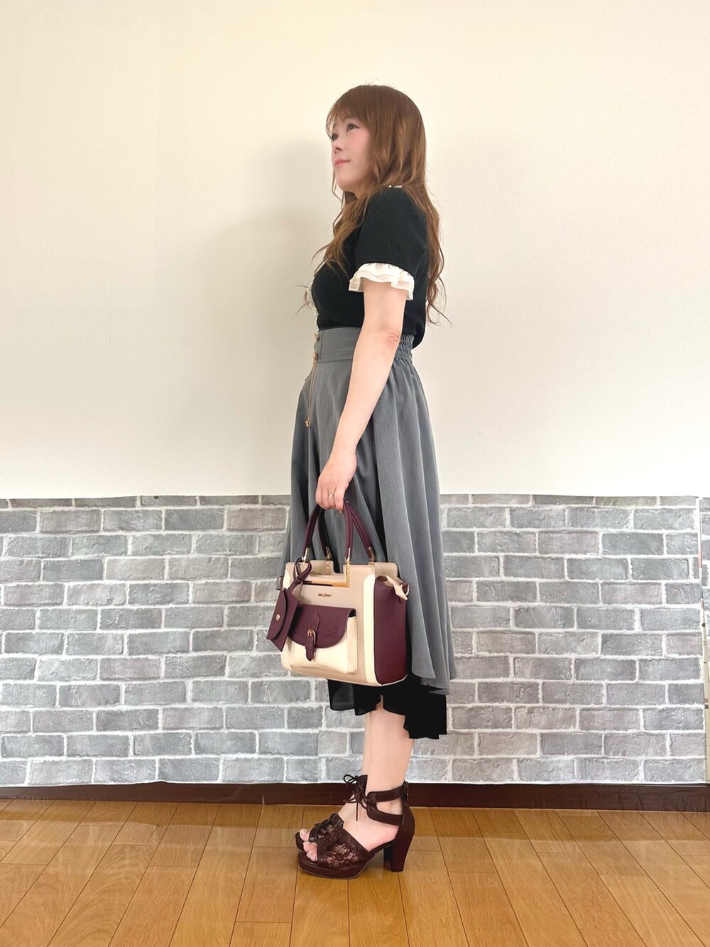 「クラシカル、フェミニン、キレイめ、フリル、axes femme、キレイめコーデ、モノトーンコーデ、きれいめコーデ」｜「axes femmeの襟付きブロッキングリブプルオーバー（Tシャツ/カットソー、ブラック系）」を使った、まりさん（レディース・157cm）の夏コーディネートの3枚目の写真