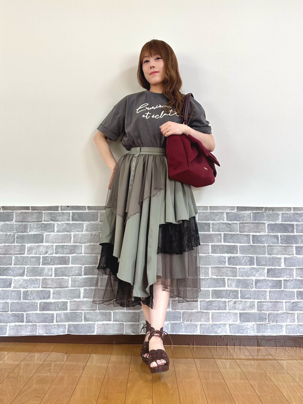「イレヘムスカート、Tシャツ、アースカラー、トートバッグ、トレンド、チュール、フリル、夏コーデ、サンダル、axes femme」｜「axes femmeの吸水速乾フラワーレースタンク（タンクトップ、ホワイト系）」を使った、まりさん（レディース・157cm）の夏コーディネートの2枚目の写真