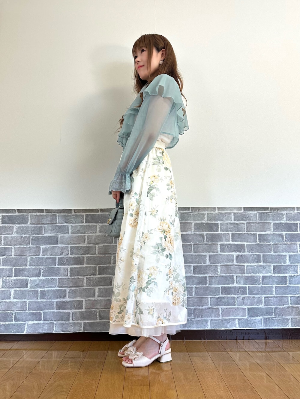 「シアートップス、春コーデ、axes femme、大人かわいい、春先取り、ミントグリーン、花柄スカート」|「axes femmeのケープ付ラメショートブラウス(シャツ/ブラウス、グリーン系)」を使った、まりさん(骨格ウェーブ・レディース・157cm)の春コーディネートの3枚目の写真