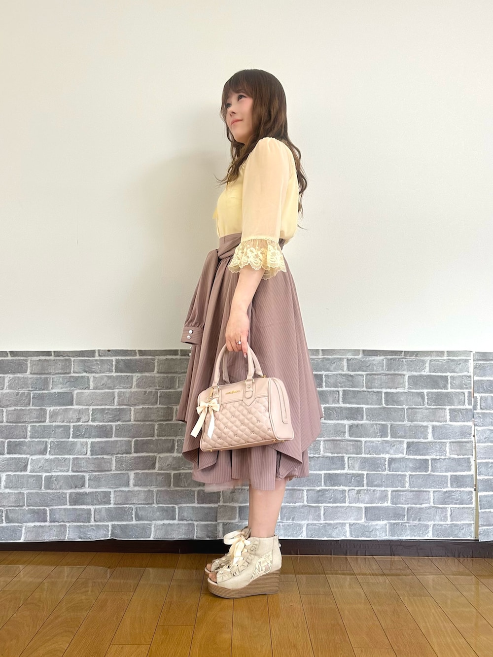「フェミニン、ブラウス、ブラウス×スカート、リボン、春色、デートコーデ、お出かけコーデ、axes femme」｜「axes femmeのプチローズ×リボンレースブラウス（シャツ/ブラウス、イエロー系）」を使った、まりさん（レディース・157cm）の春コーディネートの2枚目の写真