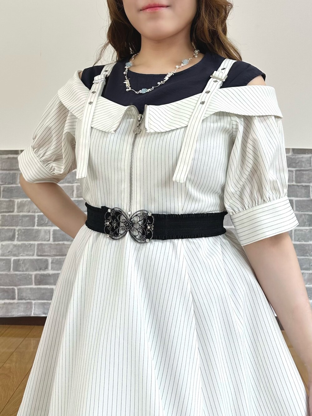 「フェミニン、キレイめ、白、夏、夏コーデ、ショルダーバッグ、サンダル、お出かけコーデ、デートコーデ、ワンピース、厚底サンダル、axes femme、大人女子」|「axes femmeの裾フリルノースリーブブラウス(シャツ/ブラウス、ブルー系)」を使った、まりさん(レディース・157cm)の春コーディネートの6枚目の写真