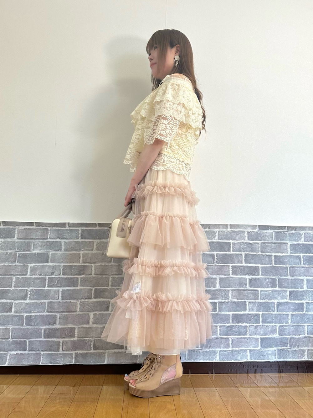 「フェミニン、ティアードスカート、チュールスカート、レーストップス、レイヤードスタイル、レイヤード、axes femme、春色、春カラー、お出かけコーデ」|「axes femmeの肩リボンレースフリルインナー(タンクトップ、ホワイト系)」を使った、まりさん(レディース・157cm)の春コーディネートの3枚目の写真