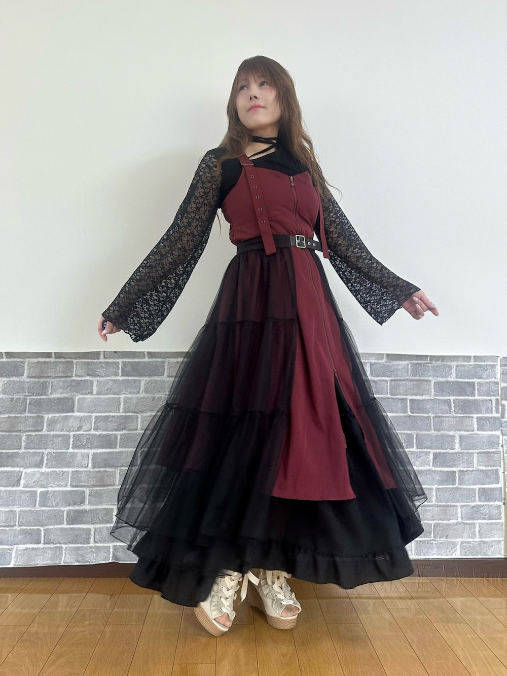 「推し活コーデ、参戦服、レイヤード、レイヤードスタイル、レイヤードコーデ、お出かけコーデ、axes femme」｜「axes femmeのストラップレーストップス（Tシャツ/カットソー、ブラック系）」を使った、まりさん（レディース・157cm）の春コーディネートの2枚目の写真