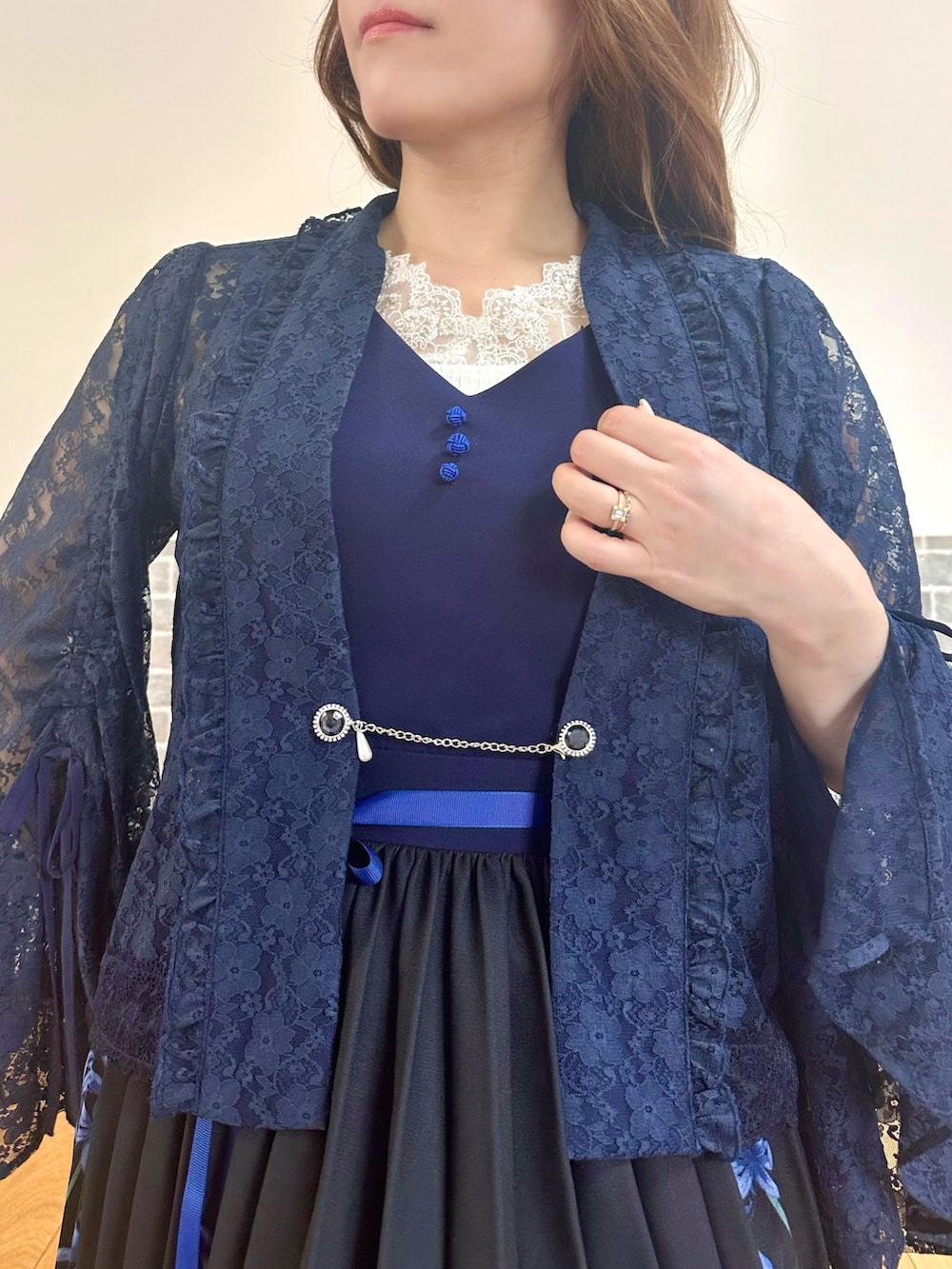 「ネイビー、ワントーンコーデ、レース、ワンピース、おでかけコーデ、クラシカル、axes femme、Fickle Bebe、夏ファッション、オトナ女子」｜「axes femmeのドロストリボン総レースボレロ（カーディガン/ボレロ、ブルー系）」を使った、まりさん（レディース・157cm）の夏コーディネートの7枚目の写真