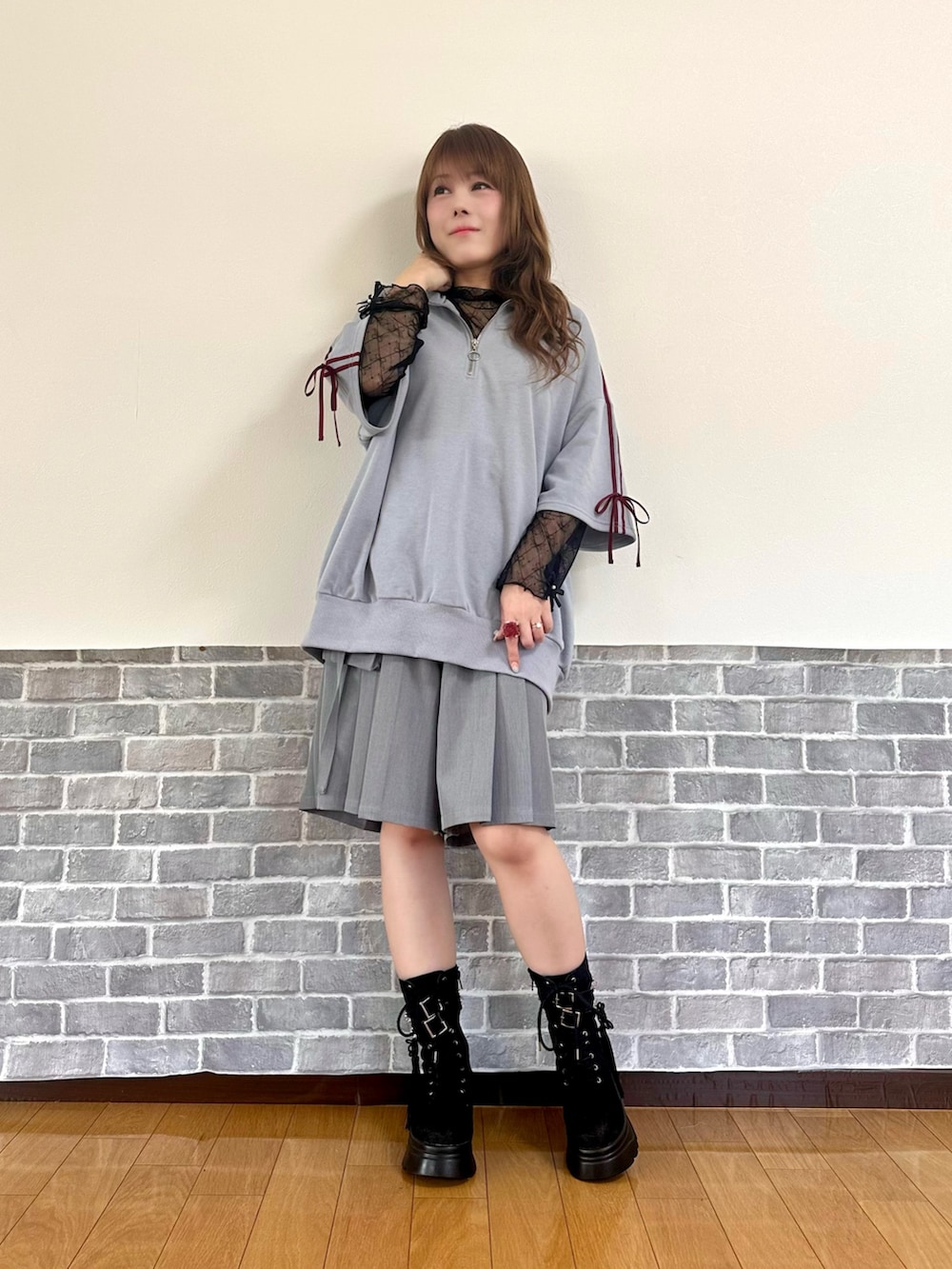 「大人カジュアル、シアートップス、スポーツミックス、axes femme、axes femme POETIQUE、レイヤード、レイヤードスタイル、ハーフジップ、ハーフパンツ」｜「axes femmeのリボンラインジップトレーナー（スウェット、ブルー系）」を使った、まりさん（レディース・157cm）の春コーディネートの2枚目の写真