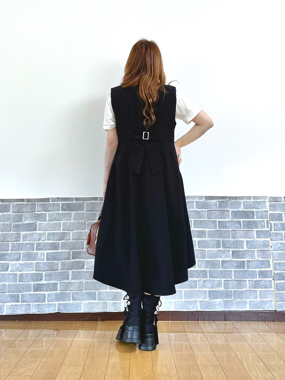 「ショートパンツ、お出かけコーデ、axes femme、axes femme POETIQUE、推し活コーデ、モノトーン、モノトーンコーデ、クラシカル、概念」|「axes femmeのフリルジャボ付配色ラインブラウス(シャツ/ブラウス、ホワイト系)」を使った、まりさん(レディース・157cm)の春コーディネートの4枚目の写真