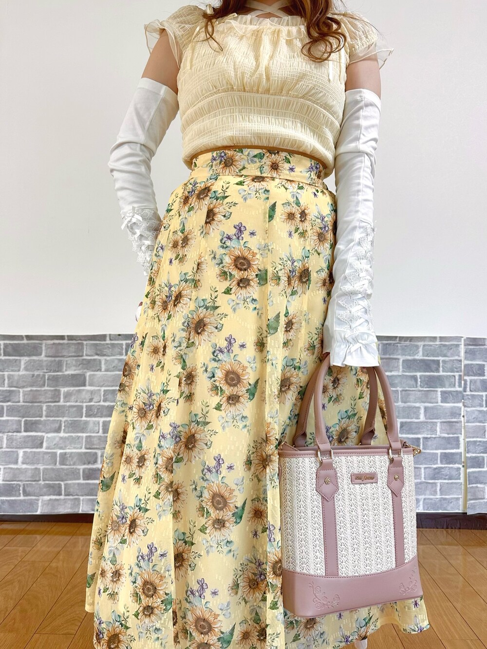 「イエロー、夏コーデ、キレイめ、フェミニン、デートコーデ、淡色コーデ、ロングスカート、厚底サンダル、axes femme、axes femme POETIQUE、大人ガーリー」｜「axes femmeのレースリボンフリルカンカン帽（ハット、ホワイト系）」を使った、まりさん（レディース・157cm）の夏コーディネートの5枚目の写真