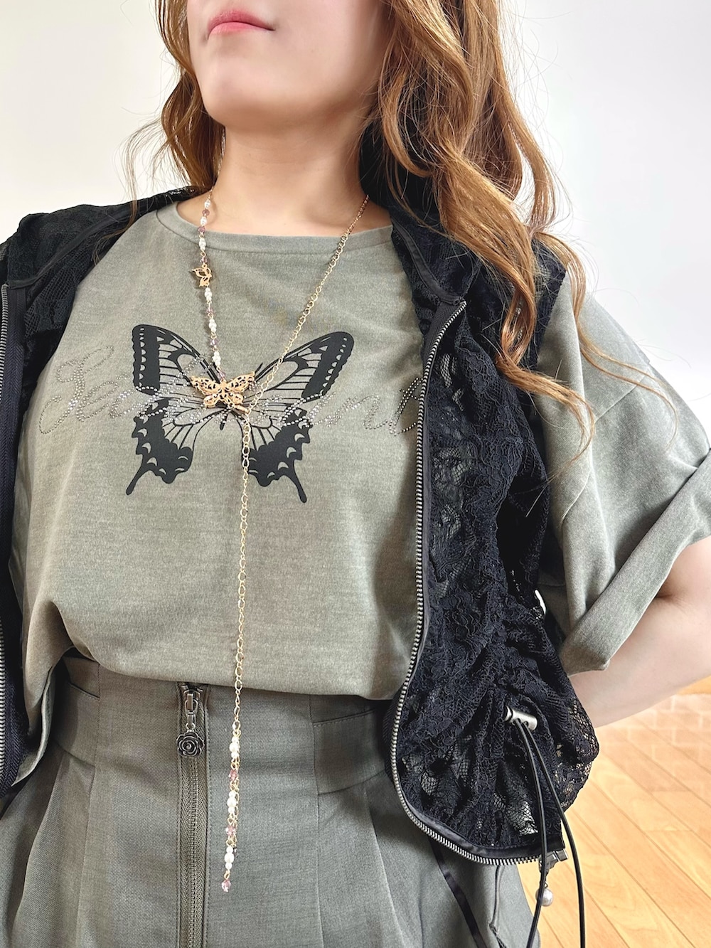 「垢抜け、Tシャツ、アースカラー、ベスト、ショルダーバッグ、サンダル、プチプラ、ロングスカート、きれいめカジュアル、レイヤードスタイル、axes femme、デイリーカジュアル」｜「axes femmeのフード付ドロストレースベスト（ベスト、ブラック系）」を使った、まりさん（レディース・157cm）の春コーディネートの6枚目の写真