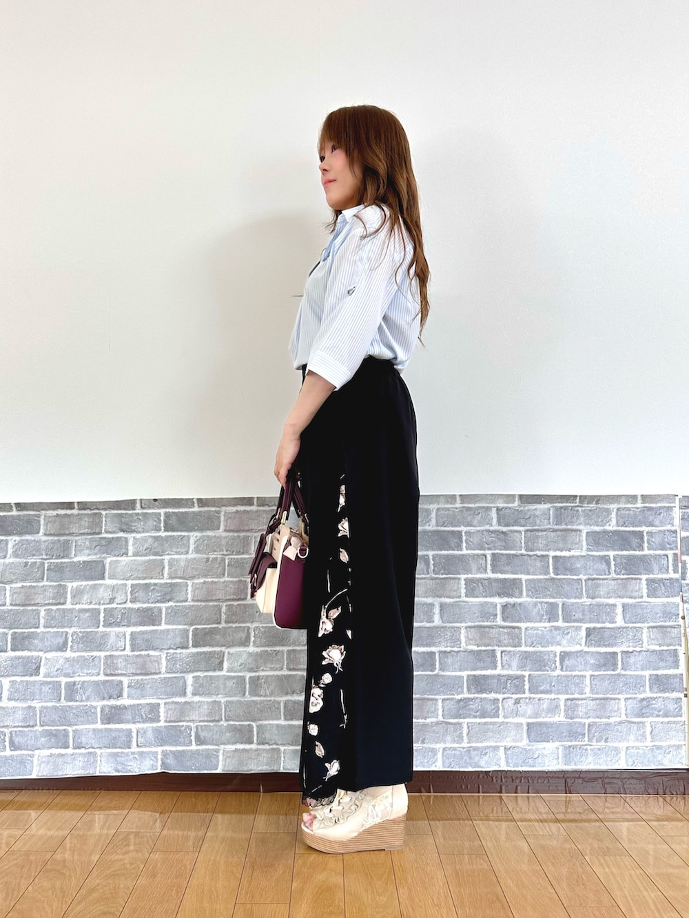 「きれいめカジュアル、パンツスタイル、ワイドパンツ、ママファッション、オフィスカジュアル、axes femme、パンツコーデ、お出かけコーデ、大人カジュアルコーデ、レディースファッション、シャツスタイル」｜「axes femmeの吸水速乾チュールレースタンク（タンクトップ、ブラック系）」を使った、まりさん（レディース・157cm）の夏コーディネートの3枚目の写真