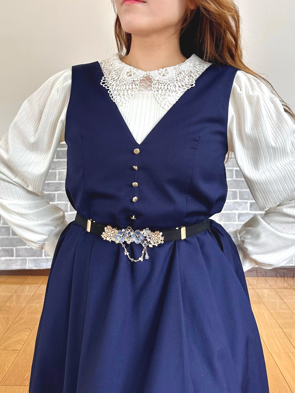 「通勤コーデ、キレイめ、ジャンパースカート、サンダル、ワンピース、axes femme、フェミニンコーデ、ボストンバッグ」｜「axes femmeのレース襟ビスチェ切替プルオーバー（Tシャツ/カットソー、ホワイト系）」を使った、まりさん（レディース・157cm）の夏コーディネートの6枚目の写真