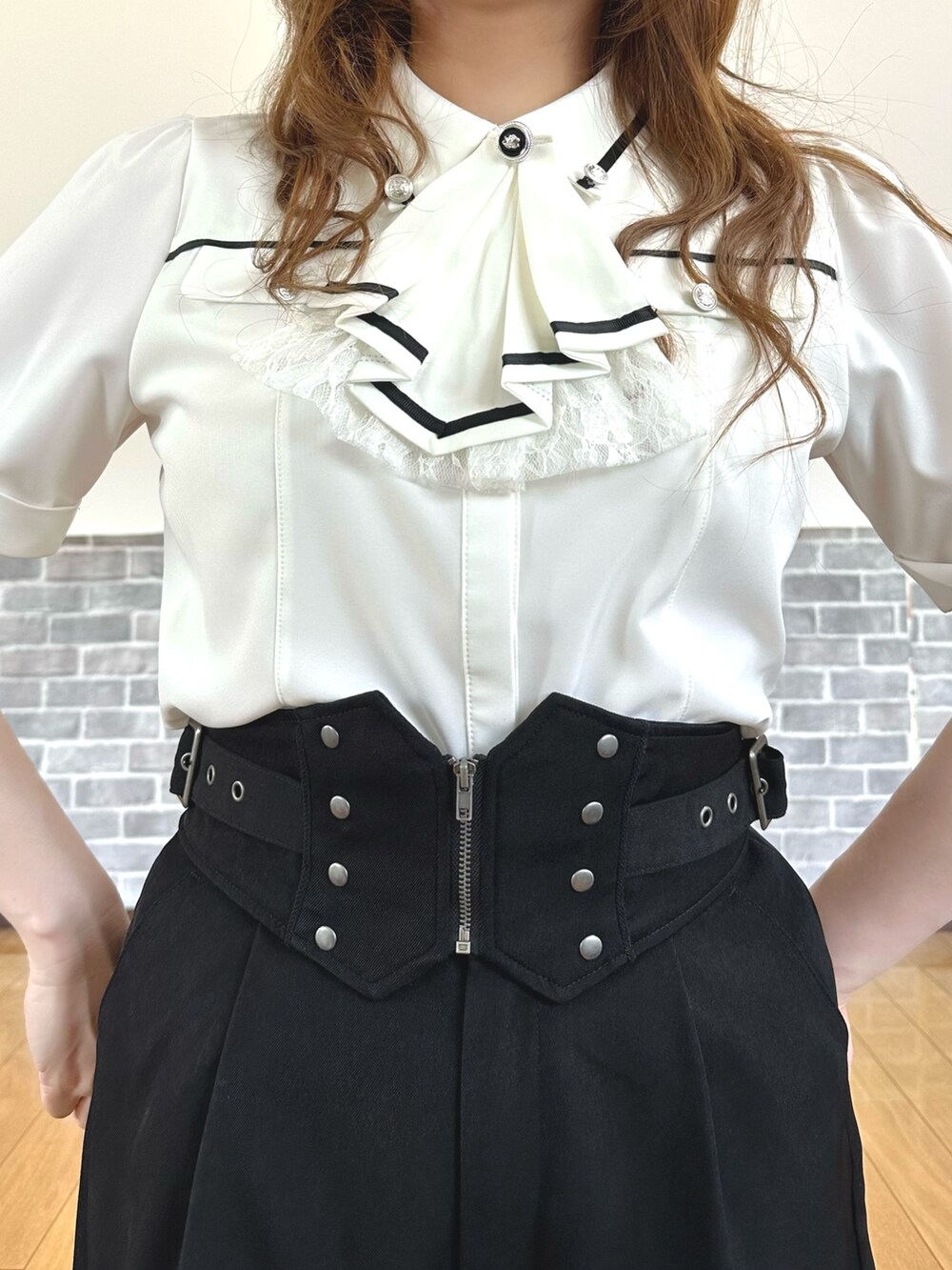 「ショートパンツ、お出かけコーデ、axes femme、axes femme POETIQUE、推し活コーデ、モノトーン、モノトーンコーデ、クラシカル、概念」|「axes femmeのフリルジャボ付配色ラインブラウス(シャツ/ブラウス、ホワイト系)」を使った、まりさん(レディース・157cm)の春コーディネートの6枚目の写真