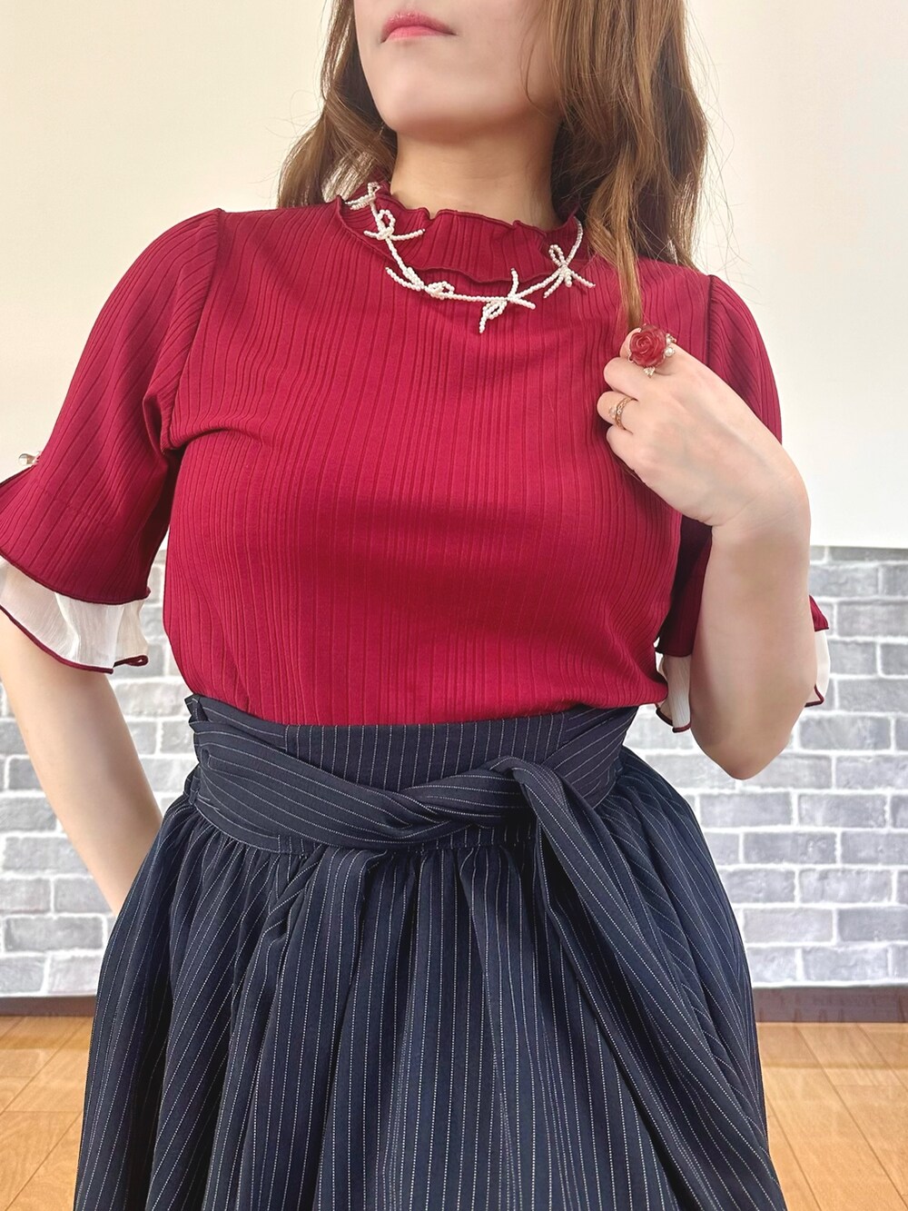 「推し活コーデ、赤、ショルダーバッグ、プチプラ、きれいめカジュアル、axes femme、おでかけコーデ、フェミニン」｜「axes femmeの楊柳シフォン袖メロープルオーバー（Tシャツ/カットソー、レッド系）」を使った、まりさん（レディース・157cm）の春コーディネートの6枚目の写真