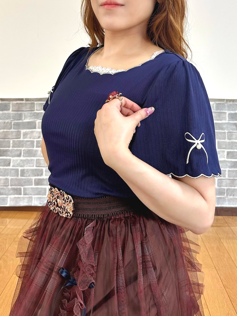 「きれいめカジュアル、Tシャツ、フェミニン、チェック、チェックスカート、チュールスカート、夏コーデ、サンダル、axes femme、オトナガーリー、axes femme POETIQUE」|「axes femmeのリボン×スカラップ刺繍プルオーバー(Tシャツ/カットソー、ブルー系)」を使った、まりさん(レディース・157cm)の夏コーディネートの6枚目の写真