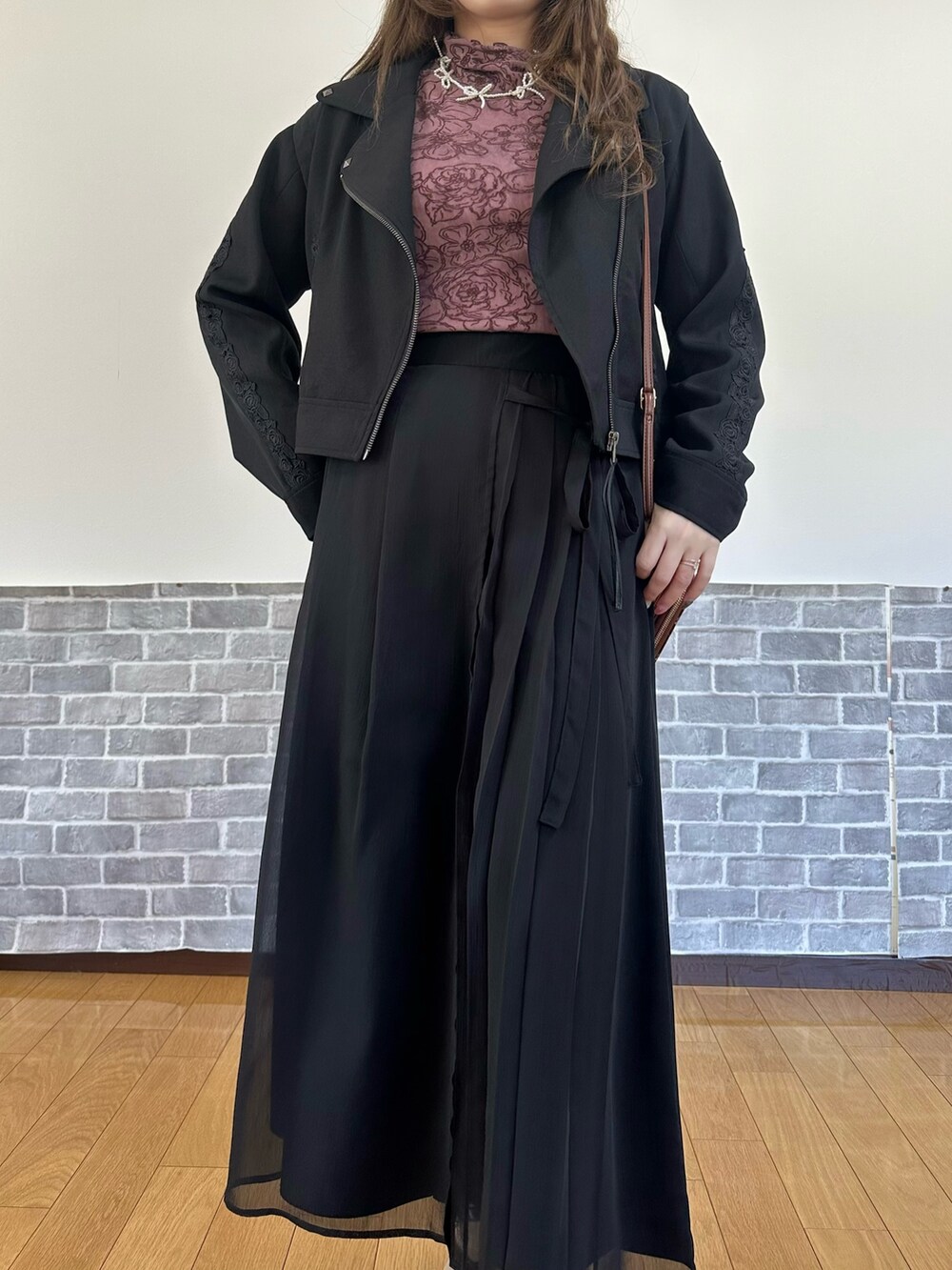 「シアートップス、axes femme、キレイめ、ブラックコーデ、モード系レディース」｜「axes femmeのリボン刺繍キルトショルダー（ショルダーバッグ、ブラウン系）」を使った、まりさん（骨格ウェーブ・レディース・157cm）の春コーディネートの5枚目の写真