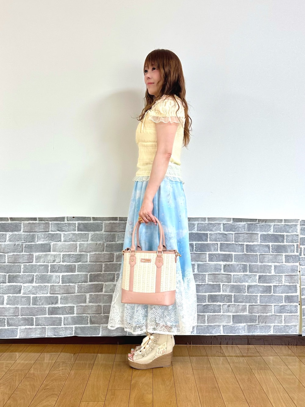 「フェミニン、夏コーデ、デートコーデ、淡色コーデ、ロングスカート、厚底サンダル、axes femme、オトナ女子、フリルトップス」|「axes femmeのオーロラローズネックレス(ネックレス、シルバー系)」を使った、まりさん(レディース・157cm)の夏コーディネートの3枚目の写真