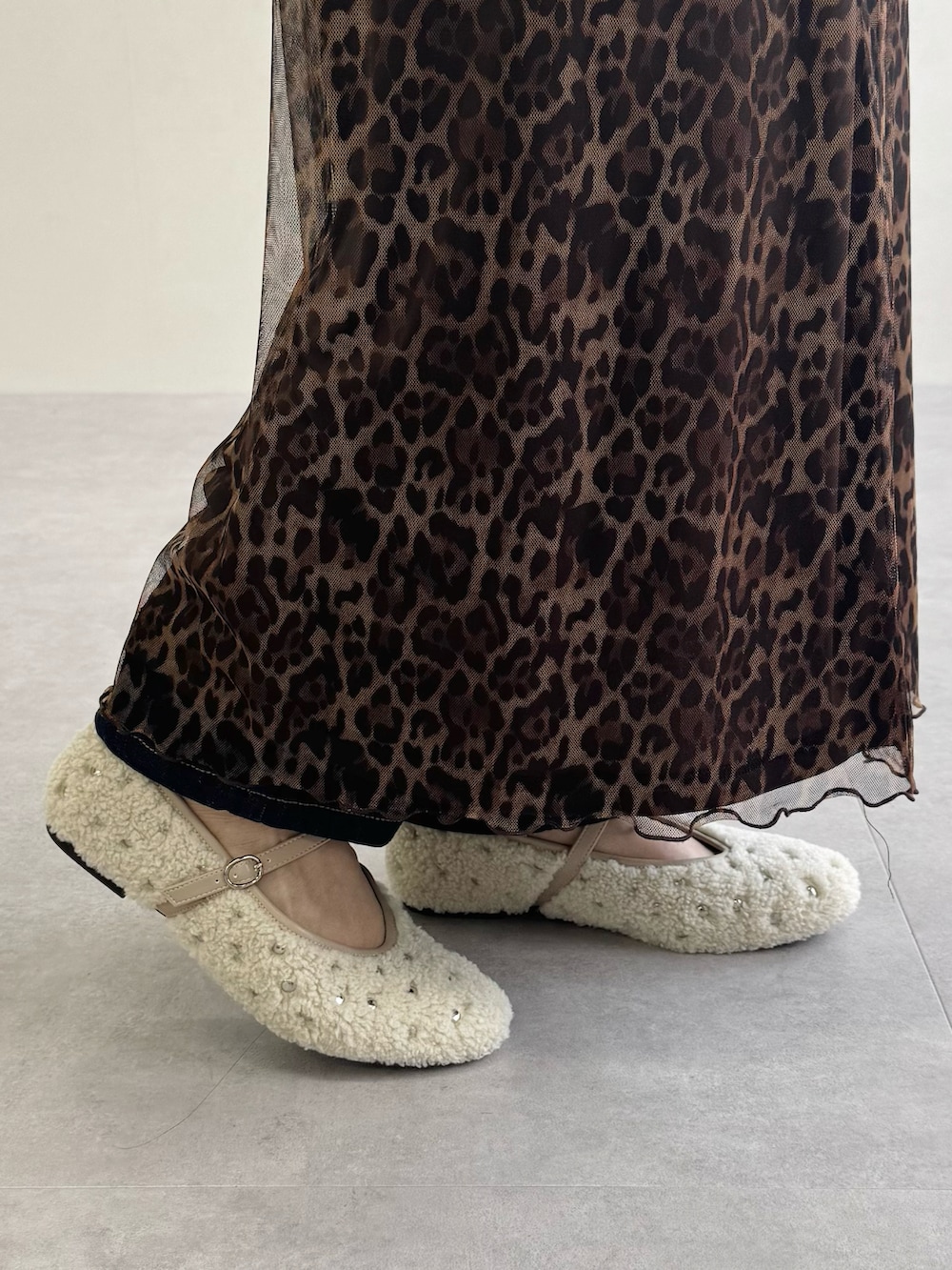 ベージュ系のパンプスを着用したレディースの秋コーディネートの4枚目の写真