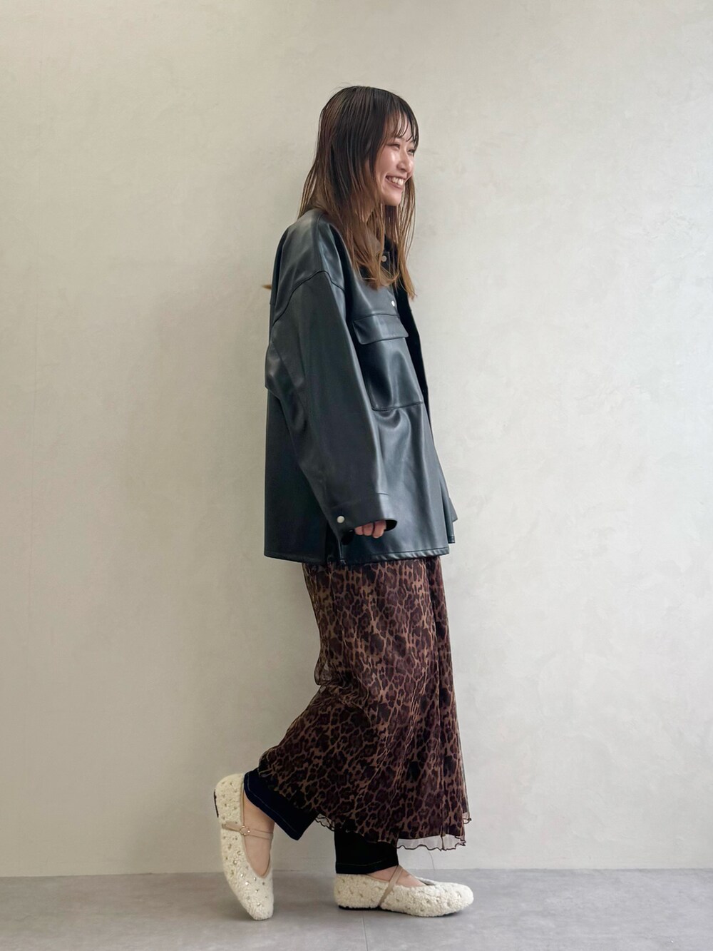 ベージュ系のパンプスを着用したレディースの秋コーディネートの2枚目の写真