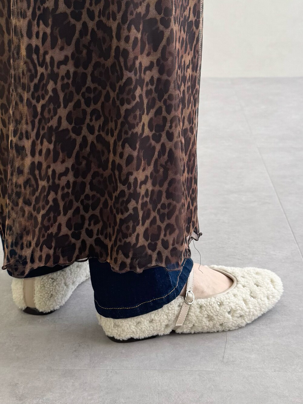 ベージュ系のパンプスを着用したレディースの秋コーディネートの5枚目の写真