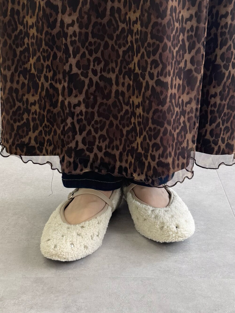 ベージュ系のパンプスを着用したレディースの秋コーディネートの3枚目の写真