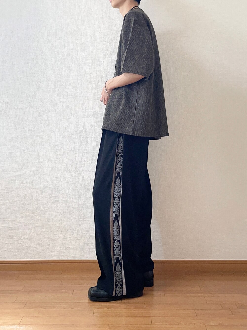 ブラウン系のTシャツ/カットソー、ブラック系のその他パンツ、ブラック系のローファーを着用したメンズの夏コーディネートの3枚目の写真