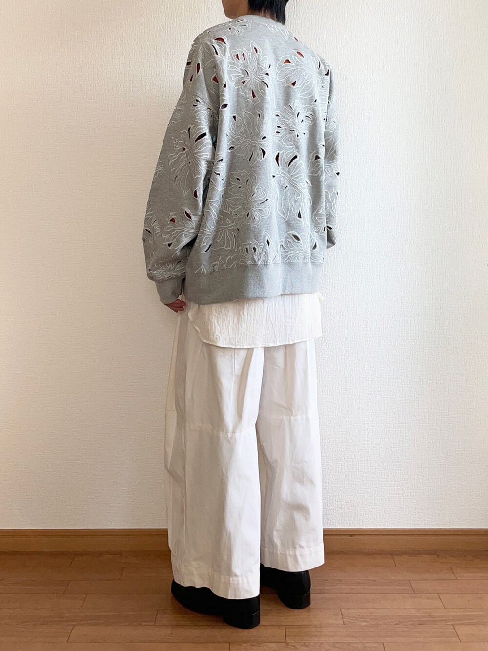 グレー系のスウェット、ベージュ系のシャツ/ブラウス、ホワイト系のパンツを着用したメンズの秋コーディネートの3枚目の写真