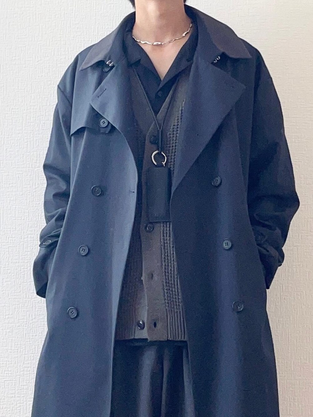 グレー系のカーディガン/ボレロ、ブラック系のシャツ/ブラウス、グレー系のスラックスを着用したメンズの秋コーディネートの3枚目の写真