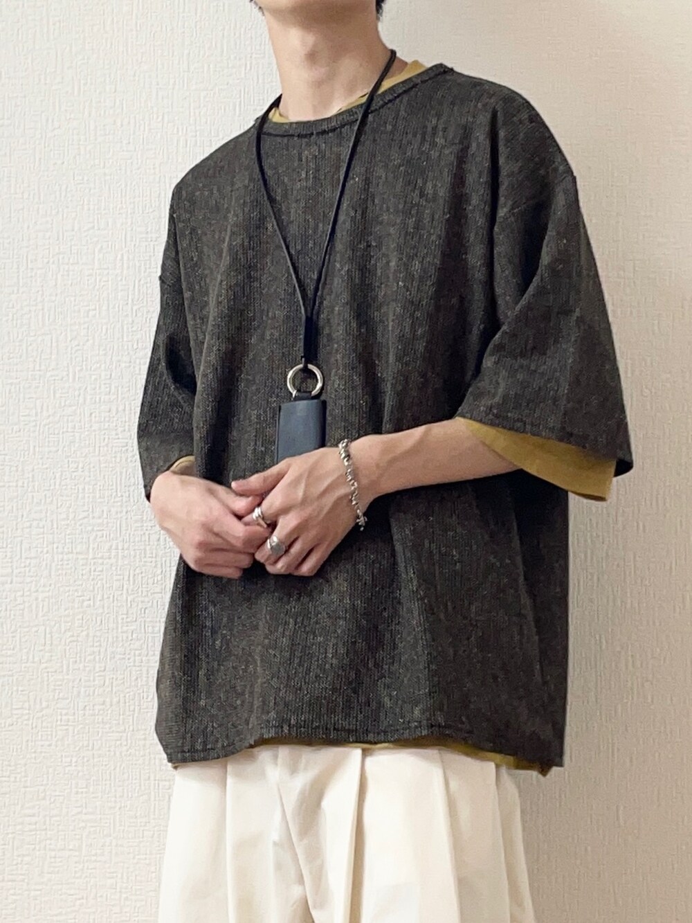 ブラウン系のTシャツ/カットソー、イエロー系のトップス、ホワイト系のパンツを着用したメンズの夏コーディネートの2枚目の写真