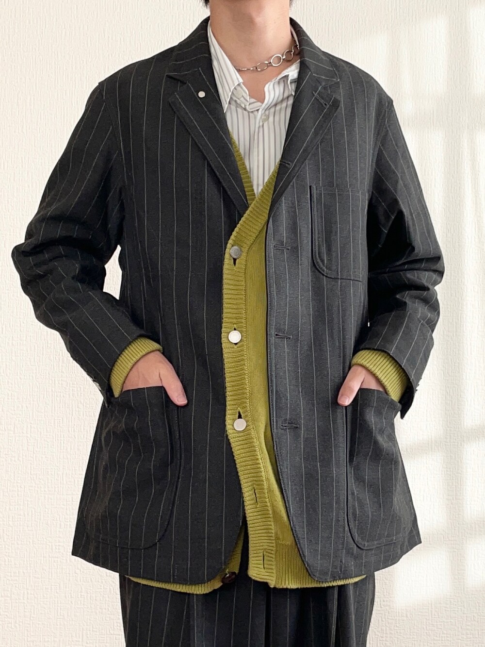 グレー系のジャケット/アウター、グリーン系のカーディガン/ボレロ、グレー系のシャツ/ブラウスを着用したメンズの秋コーディネートの2枚目の写真