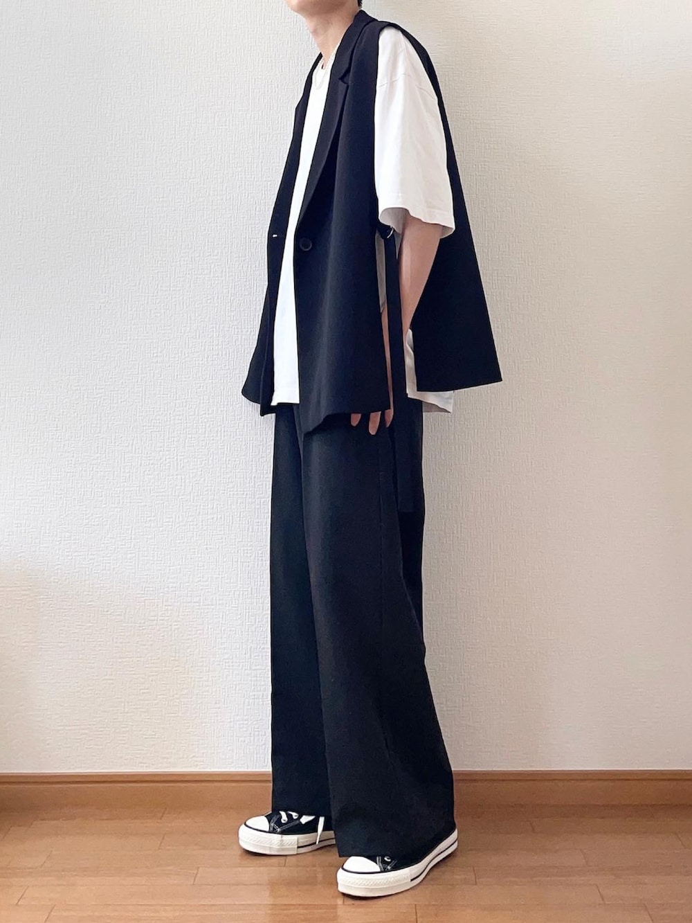 ブラック系のベスト、ホワイト系のTシャツ/カットソー、ブラック系のその他パンツを着用したメンズの夏コーディネートの2枚目の写真