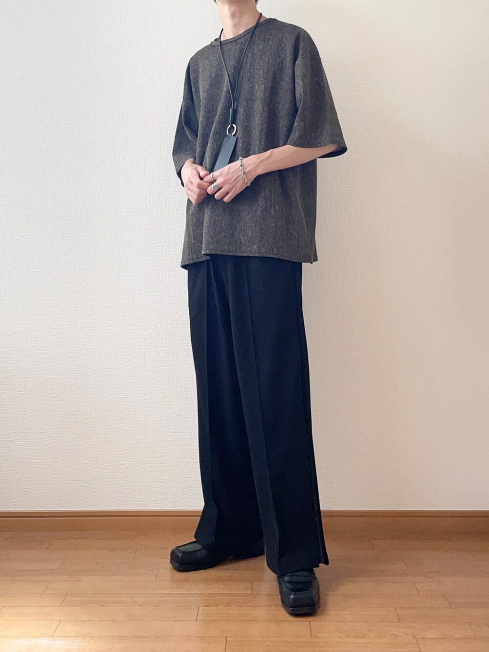 ブラウン系のTシャツ/カットソー、ブラック系のその他パンツ、ブラック系のローファーを着用したメンズの夏コーディネートの2枚目の写真